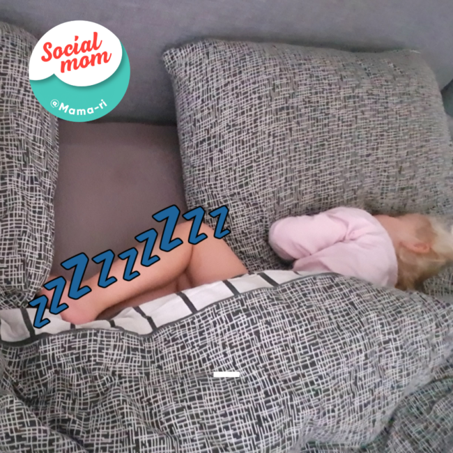 Het kleine meisje in het grote bed