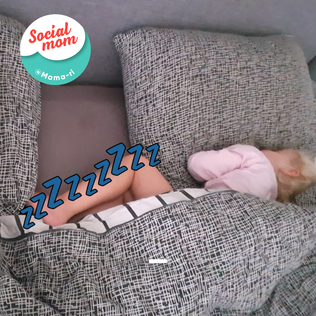 Het kleine meisje in het grote bed