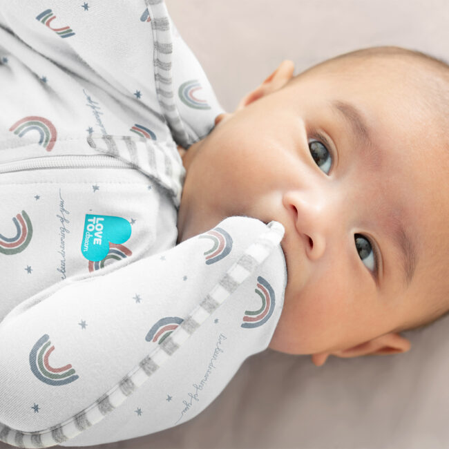Swaddle Up™ Rainbow inbakerslaapzak – Veilige en geborgen slaap voor baby’s, met steun aan Stichting Strong Babies