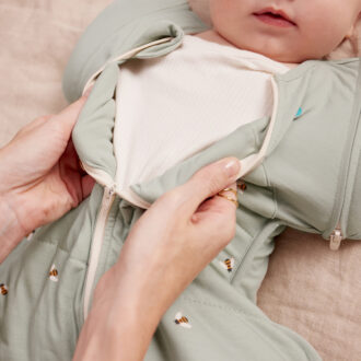SWADDLE UP™ Overgangsslaapzak  Fase 2 | 2.5 TOG | Olive Bees - Afbeelding 5