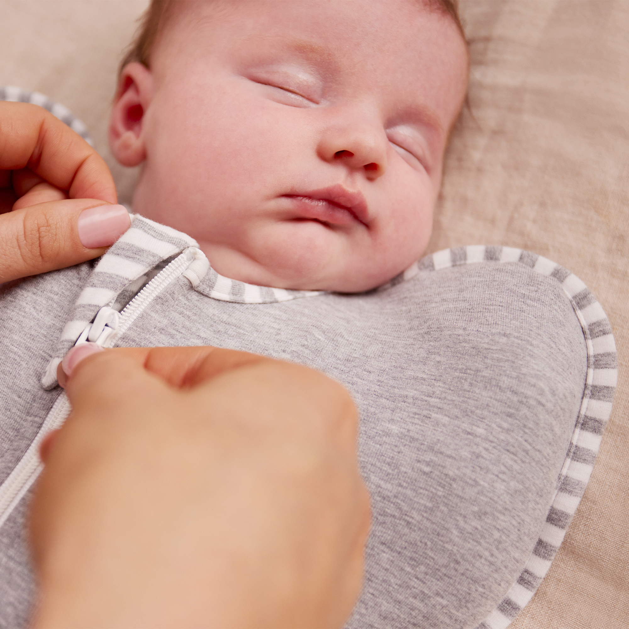 Love to Dream | SWADDLE UP™ Inbakerslaapzak Fase 1 | 1.0 TOG | Grijs - Afbeelding 6